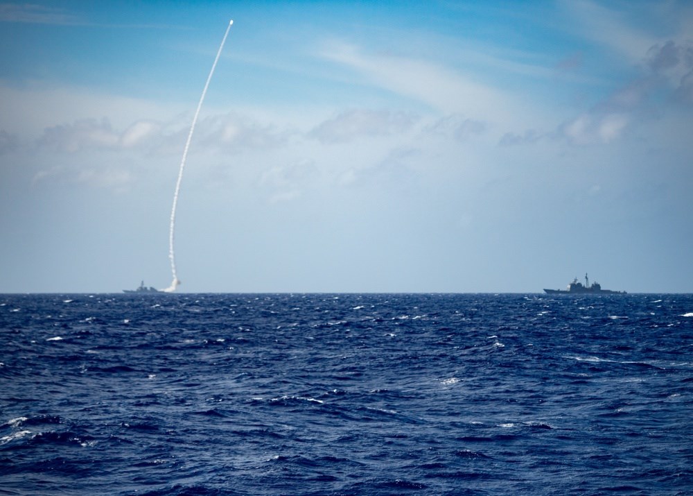 美軍第七艦隊23日在臉書官方粉絲團披露,勃克級驅逐艦稍早在菲律賓海實彈操演,並發射一枚飛彈。(圖取自facebook.com/7thfleet)