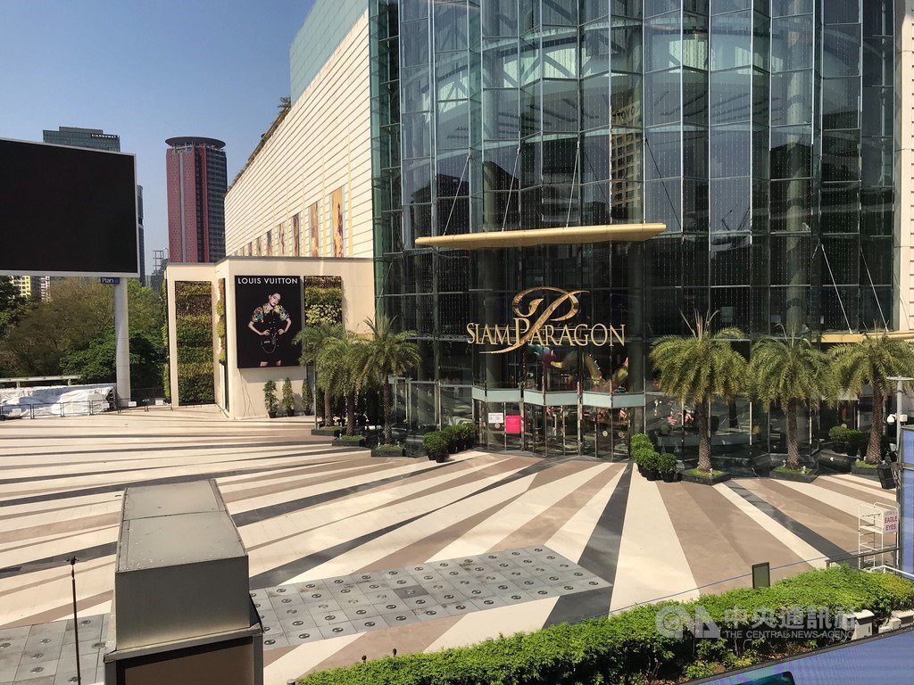 曼谷的百貨商場和娛樂場所全面關閉,圖為曼谷市中心知名百貨公司暹羅百麗宮廣場前空無一人的景象。中央社記者呂欣憓曼谷攝 109年3月23日