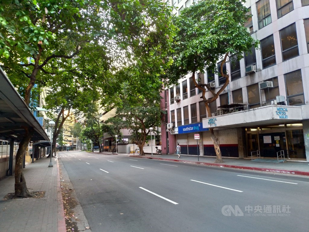大馬尼拉封城後,店家拉下鐵門,路上行人稀少,景象蕭條。照片攝於19日。中央社記者陳妍君馬尼拉攝 109年3月20日