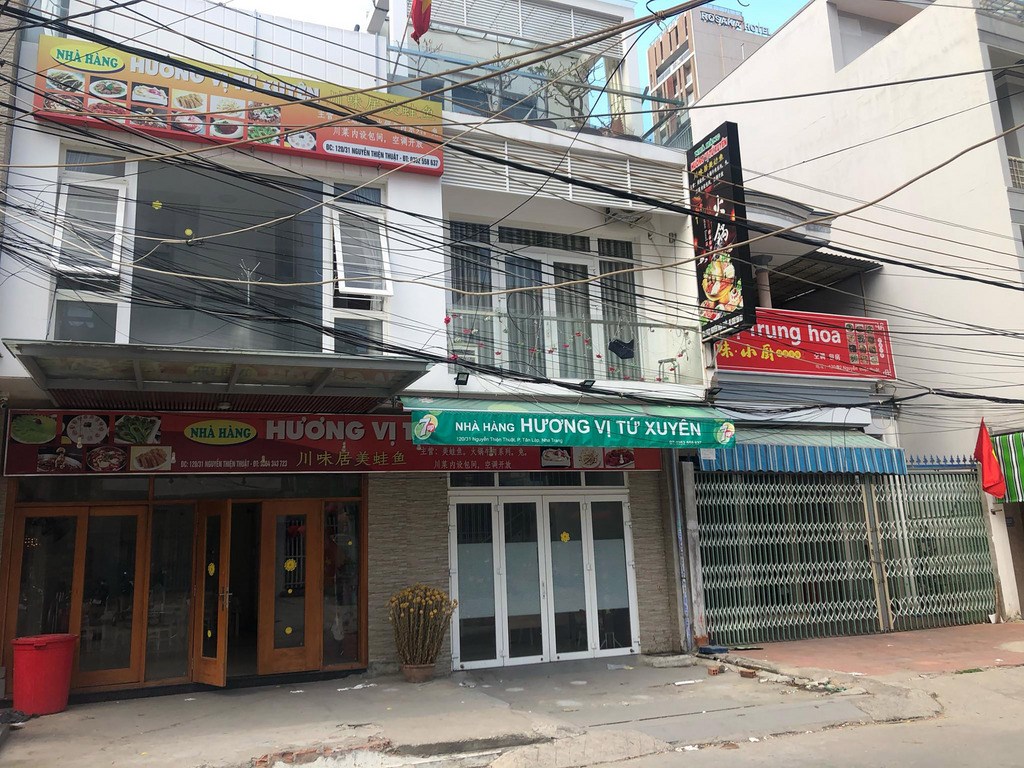 中國武漢肺炎疫情爆發,赴越南各地觀光的國際旅客人數自農曆春節以來大幅下降,其中陸客占7成的中部慶和省(Khanh Hoa)影響最為嚴重。圖為芽莊市餐廳因陸客銳減而必須暫停營業。(讀者提供)中央社河內傳真 109年2月14日