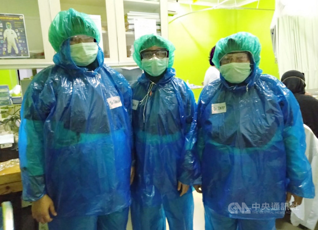 印尼西爪哇省勿加西市某間醫院收治3名疑似武漢肺炎患者,但醫院缺乏防護裝備,護士只好穿輕便雨衣充當防護衣。(印尼醫院人員提供)中央社記者石秀娟傳真 109年3月24日