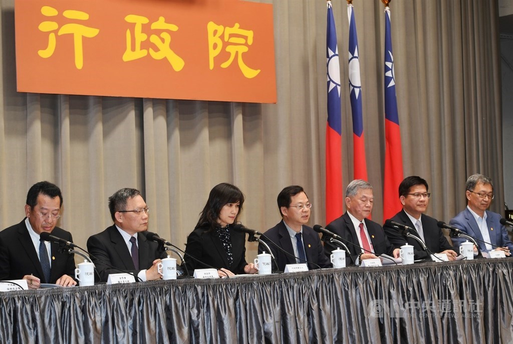 行政院24日傍晚舉行「政府挺你 安心防疫」記者會,金管會主委顧立雄(左起)、財政部長蘇建榮、行政院發言人Kolas Yotaka、政務委員龔明鑫、經濟部長沈榮津、交通部長林佳龍等出席,針對武漢肺炎疫情紓困政策進行說明。中央社記者施宗暉攝 109年3月24日