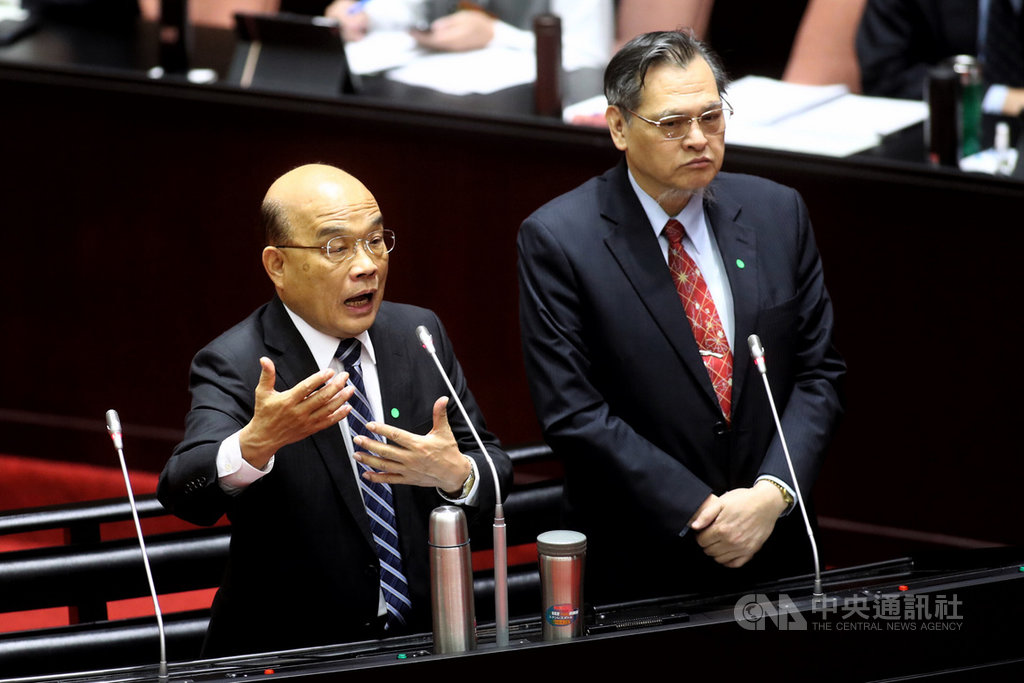 國民黨立委李德維24日質疑為何武漢台人回台需包機,歐美的同胞卻可自由返台。行政院長蘇貞昌(左)強調,防疫優先;陸委會主委陳明通(右)表示,武漢是重災區,仍須小心謹慎。中央社記者王騰毅攝 109年3月24日