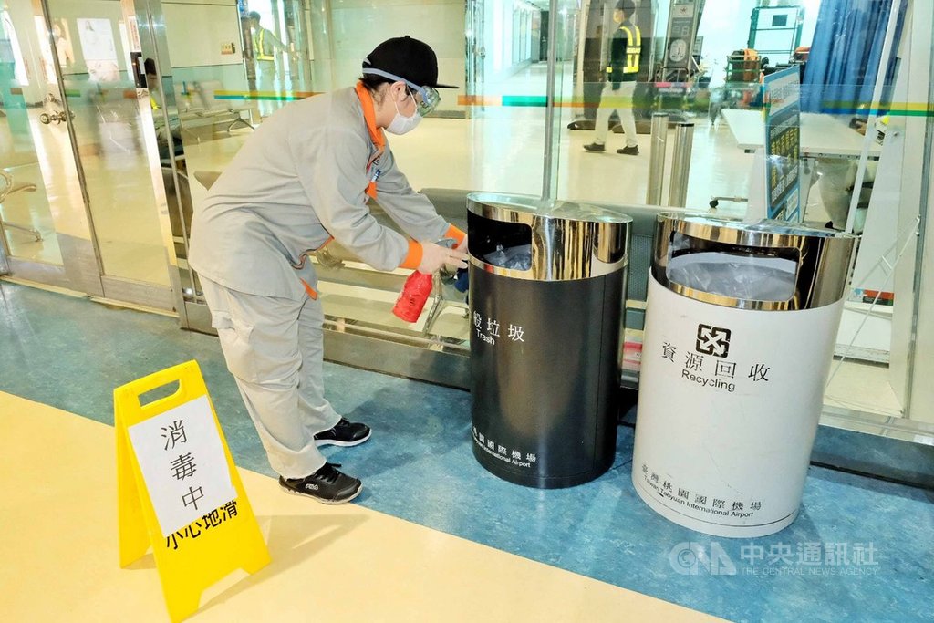 近來桃園國際機場轉機業務爆量,清潔員常在清潔垃圾桶過程中,發現旅客丟棄的防護衣或廢棄衣物,發現後會先用二氧化氯消毒,再整包打包送到機場焚化爐焚化。中央社記者吳睿騏桃園機場攝 109年3月24日