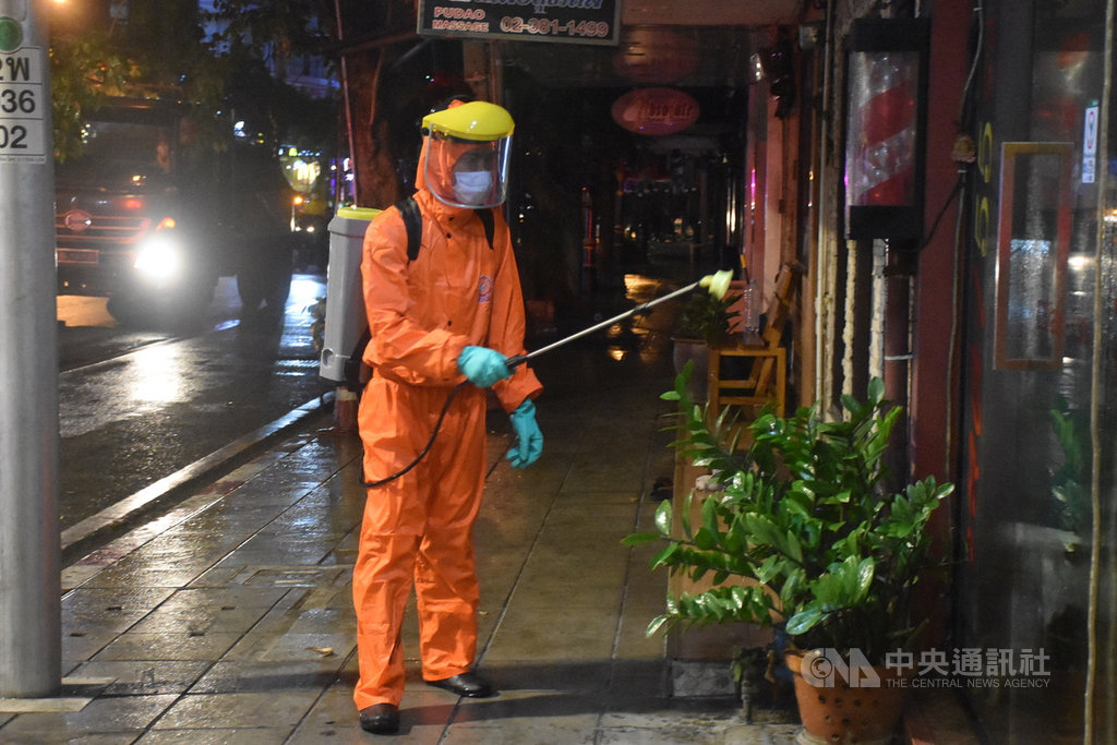 泰國近日武漢肺炎確診案例激增,泰國政府24日宣布3月26日起到4月30日實施緊急狀態。圖為泰國陸軍在街頭噴灑消毒藥水。中央社記者呂欣憓 109年3月24日