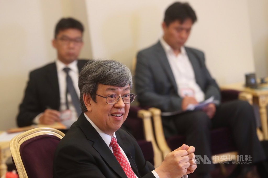 副總統陳建仁(前)24日接受中央社專訪時表示,目前已實施從國外入境者都要進行14天居家檢疫的措施,「真的要謝謝你們,你們都是防疫無名英雄,沒有你們,台灣防疫工作沒辦法做得很好」。中央社記者吳家昇攝 109年3月24日