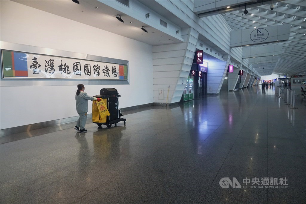 受武漢肺炎疫情影響,23日上午桃園國際機場入境大廳旅客減少,寥寥可數。中央社記者施宗暉桃園機場攝 109年3月23日