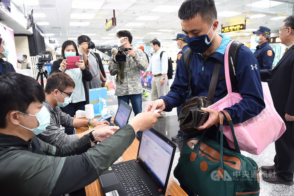 武漢肺炎疫情至今未見緩解,為防堵有國外旅遊史、需居家檢疫遊客入境澎湖,澎湖縣政府特別在機場、港口設置健保雲端查詢入境系統,全面清查入境旅客旅遊史。(澎湖縣政府提供)中央社 109年3月24日