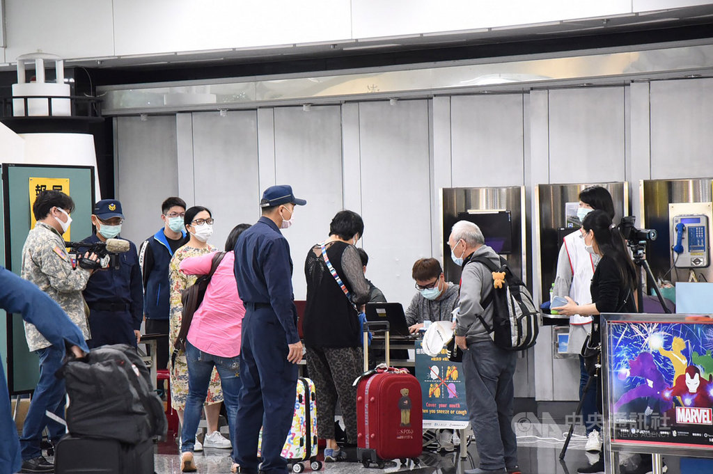武漢肺炎境外移入確診病例不斷攀升,澎湖縣政府24日在澎湖機場架設健保雲端查詢入境系統,全面查核旅客健康聲明書與旅遊史,以防堵疫情破口產生。(澎湖縣政府提供)中央社 109年3月24日