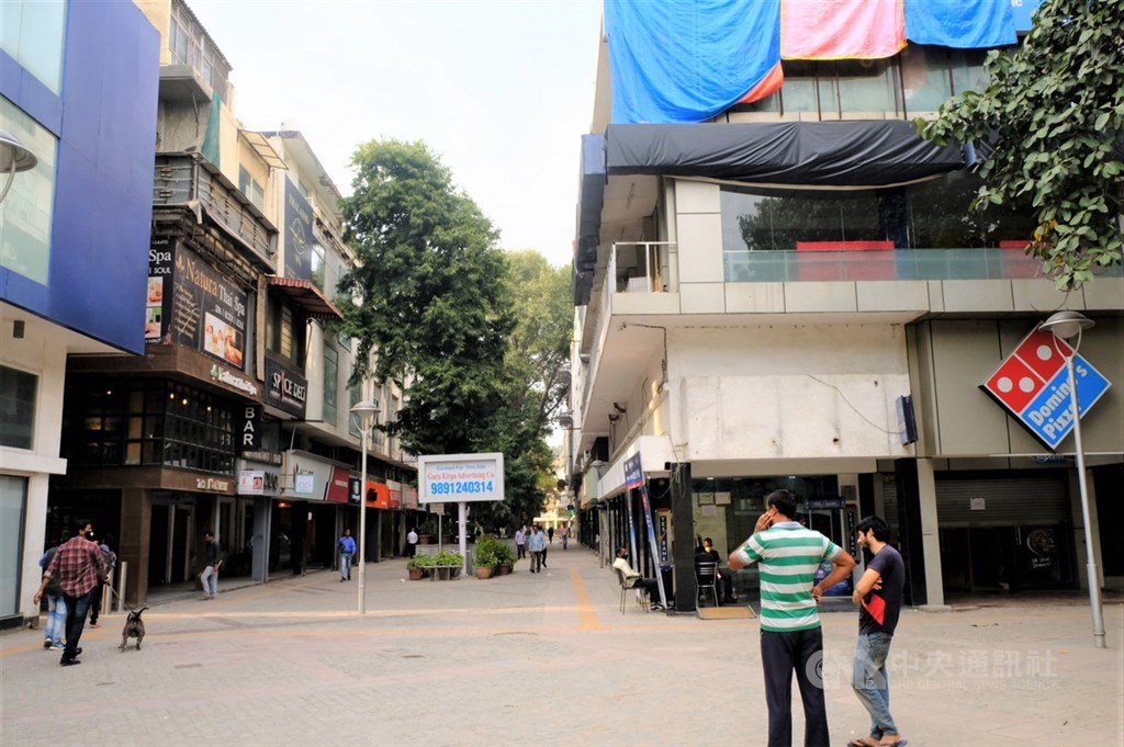 印度新德里市政府為控制武漢肺炎傳播,下令餐廳與商店關門至月底,南德里一熱鬧商圈變得很冷清。中央社記者康世人新德里攝 109年3月21日
