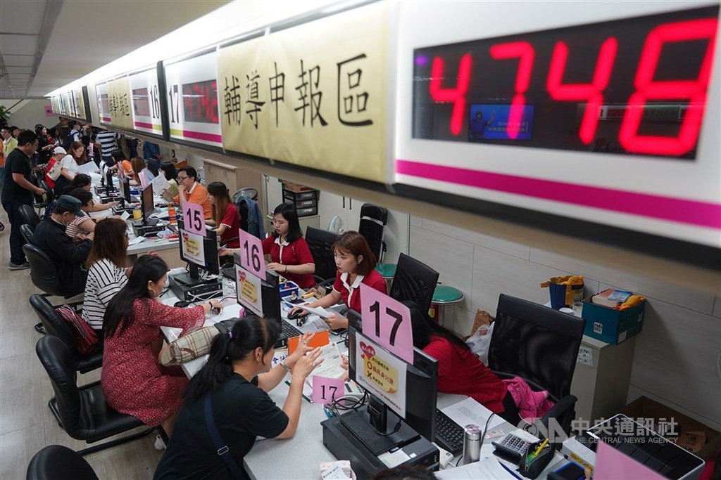 行政院24日宣布,一般個人所得稅可申請緩繳最長1年。(中央社檔案照片)