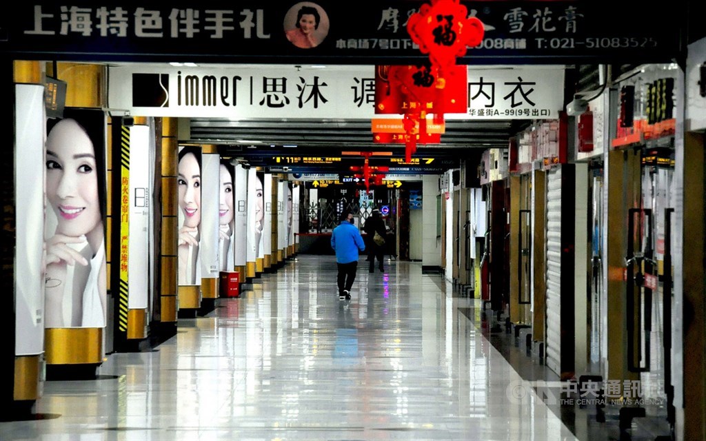 中國復工以防疫、民生和大型製造業為優先,許多中小型餐飲、娛樂業仍未開工。圖為上海一處地下商店街,店面仍大門深鎖。中央社記者沈朋達上海攝 109年3月4日