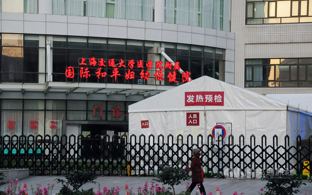中國上海23日新增一起「境外輸入關聯病例」,患者日前曾與廣東的境外移入病例接觸。圖為2月上海一家醫院外,搭起發熱門診的預檢站。中央社記者沈朋達上海攝 109年3月24日