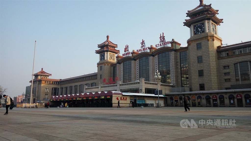 為防止新型冠狀病毒擴散,北京2月起採取嚴格社區管制,仍爆發多起群聚感染。平常人潮壅擠的北京火車站,如今人煙稀少。中央社記者林克倫北京攝 109年2月7日