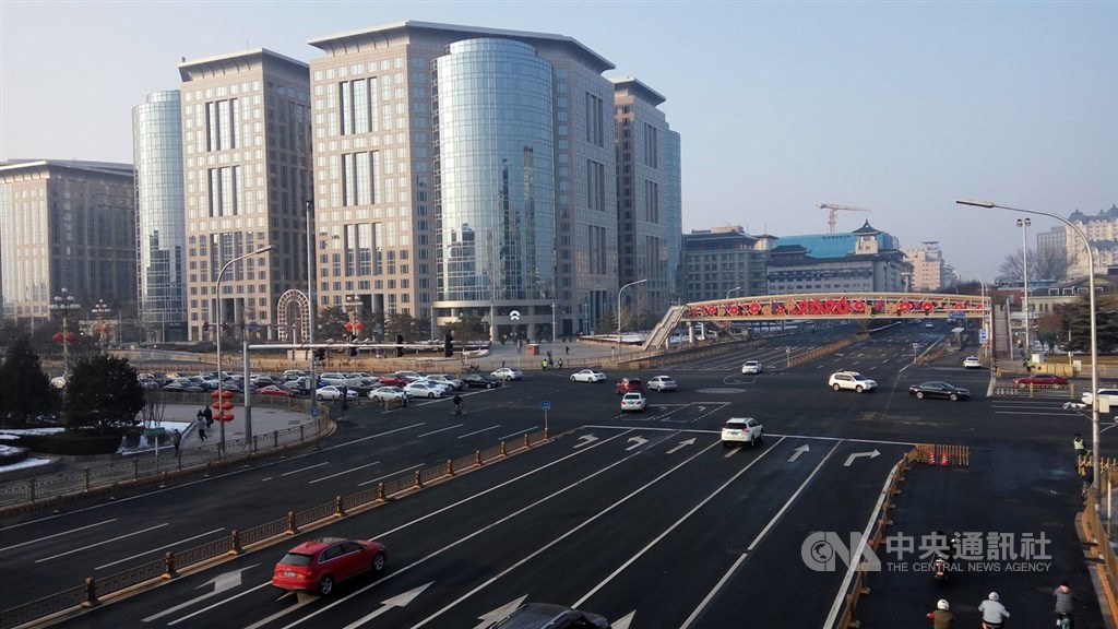 按中國傳統春節作息,元宵節前是外地民工返城準備開工高峰,但在其他省市「軟封城」下,北京7日的各街道依舊人車稀少。中央社記者林克倫北京攝 109年2月8日