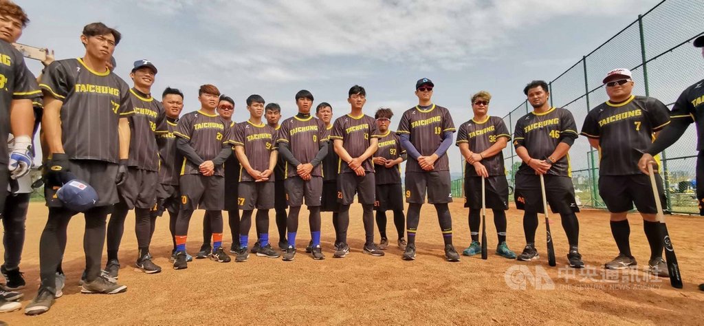 台中市成棒隊24日在春季聯賽與勁敵合作金庫成棒隊交手,以5比2拿下春季聯賽首勝,也是球隊重組後,總教練張家浩領軍首勝。(台中市成棒隊提供)中央社記者謝靜雯傳真 109年3月24日