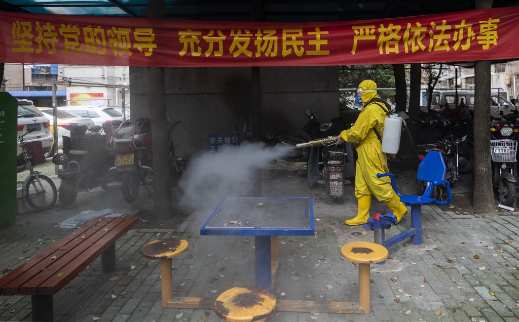 中國武漢肺炎疫情再告上升,據官方24日通報全國確診新增78例;湖北省新增境內確診1例,連續5日零新增也破功。圖為武漢雲豹救援隊在社區消毒。(中新社提供)