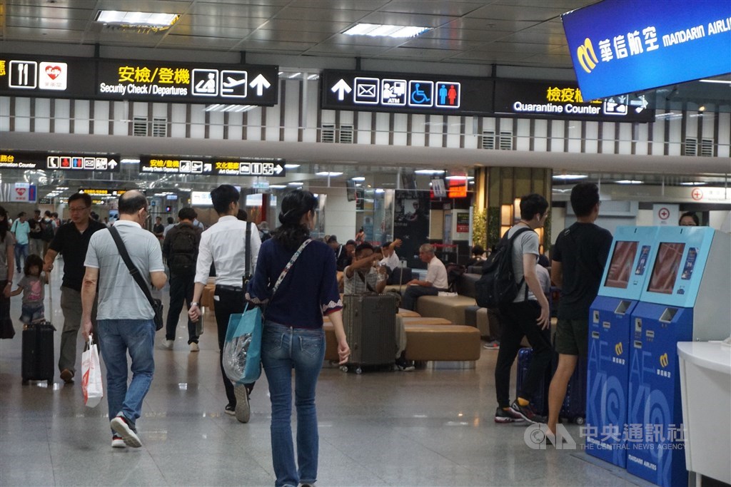 有縣市政府擔心,民眾若住在離島,入境後還得再搭機返鄉,恐釀傳染風險。圖為金門機場旅客。(中央社檔案照片)