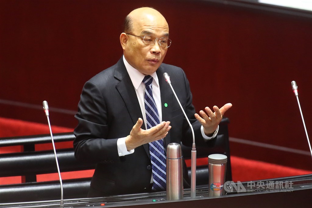 行政院長蘇貞昌將於29日赴立法院進行施政方針報告;政府盤點受疫情衝擊生活的勞工、產業與企業,以「發現金、助貸款、減負擔」三支箭協助他們走出困境。(中央社檔案照片)