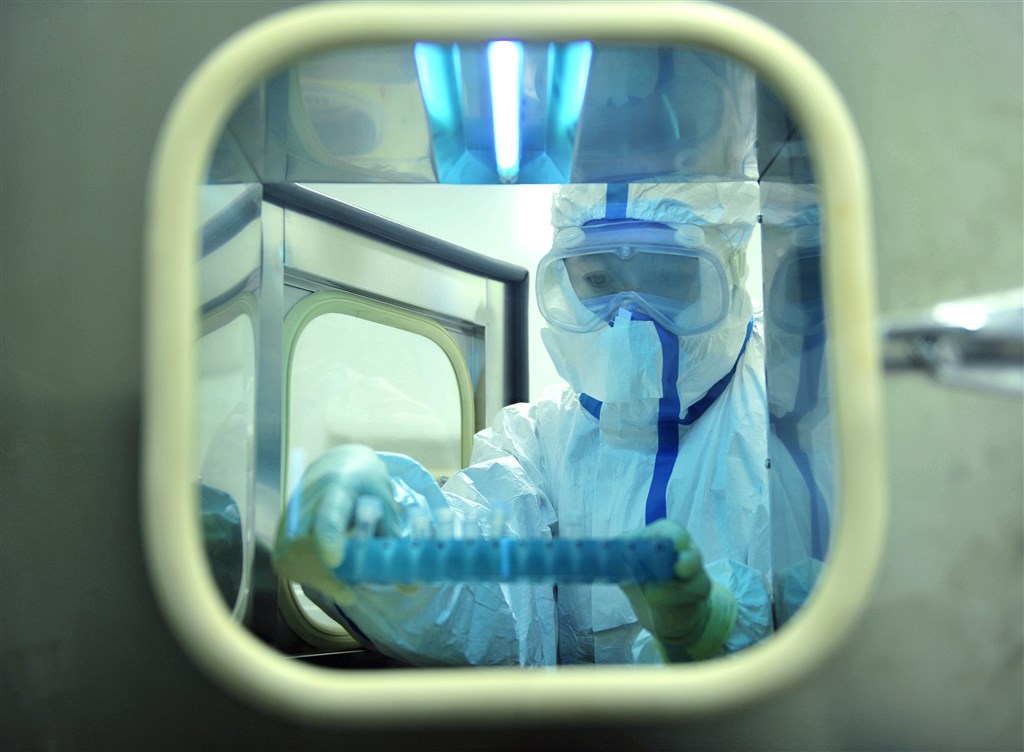 香港大學等機構研究指出,武漢肺炎患者的唾液病毒載量在症狀出現後第一週最高,之後隨著時間而下降,年紀愈長的患者病毒峰值載量愈高。圖為北京二路醫院病理醫生採檢樣本。(中新社提供)
