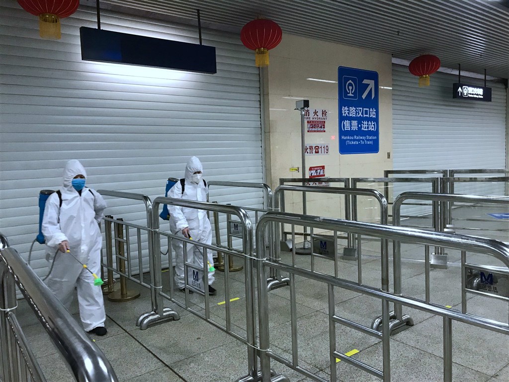湖北省政府宣布,武漢則將在4月8日零時起,解除通道管控措施,恢復對外交通。圖為武漢市對地鐵全線、車輛進行消毒,為恢復運營做好準備。(中新社提供)