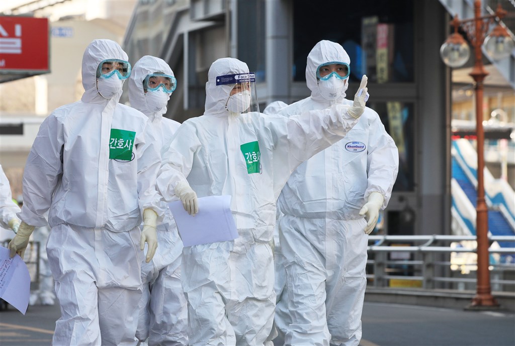 韓國中央防疫對策本部通報,至27日凌晨零時,確診感染武漢肺炎人數達9332例,增加91例,死亡案例累計達139例。圖為韓國防疫人員。(韓聯社提供)