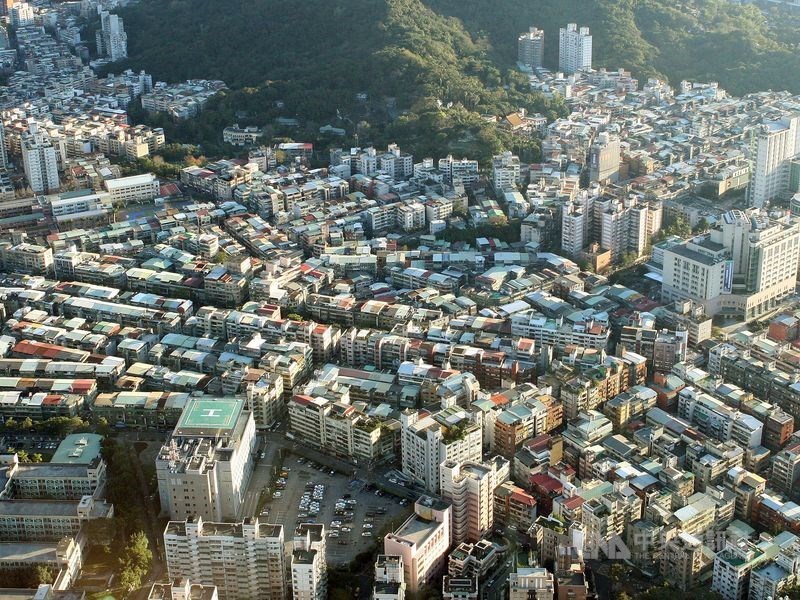 因應武漢肺炎衝擊,行政院政務委員龔明鑫24日宣布,除央行日前降息1碼外,自用住宅透過公股行庫貸款1000萬元以內,利率可再降1碼,實施6個月,總共降2碼。(中央社檔案照片)