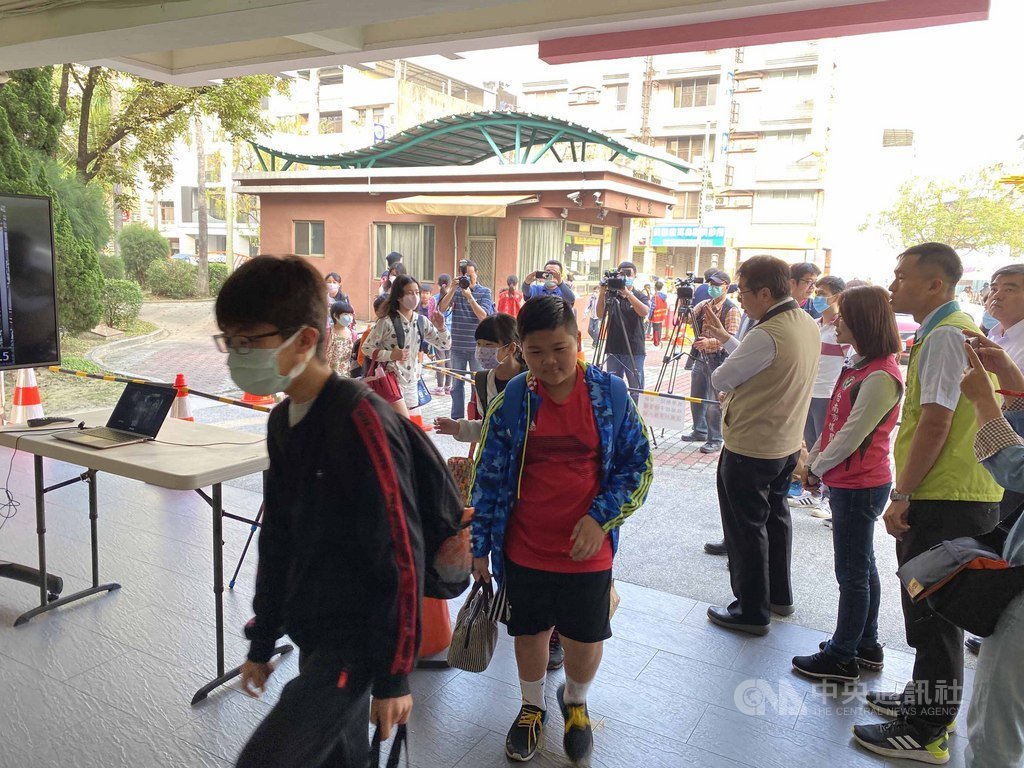 台南市向教育部爭取在大型學校設置紅外線體溫偵測儀獲得支持,600人以上學校都能受惠,學生進入校園的動線也更順暢。(台南市教育局提供)中央社記者楊思瑞台南傳真 109年3月25日