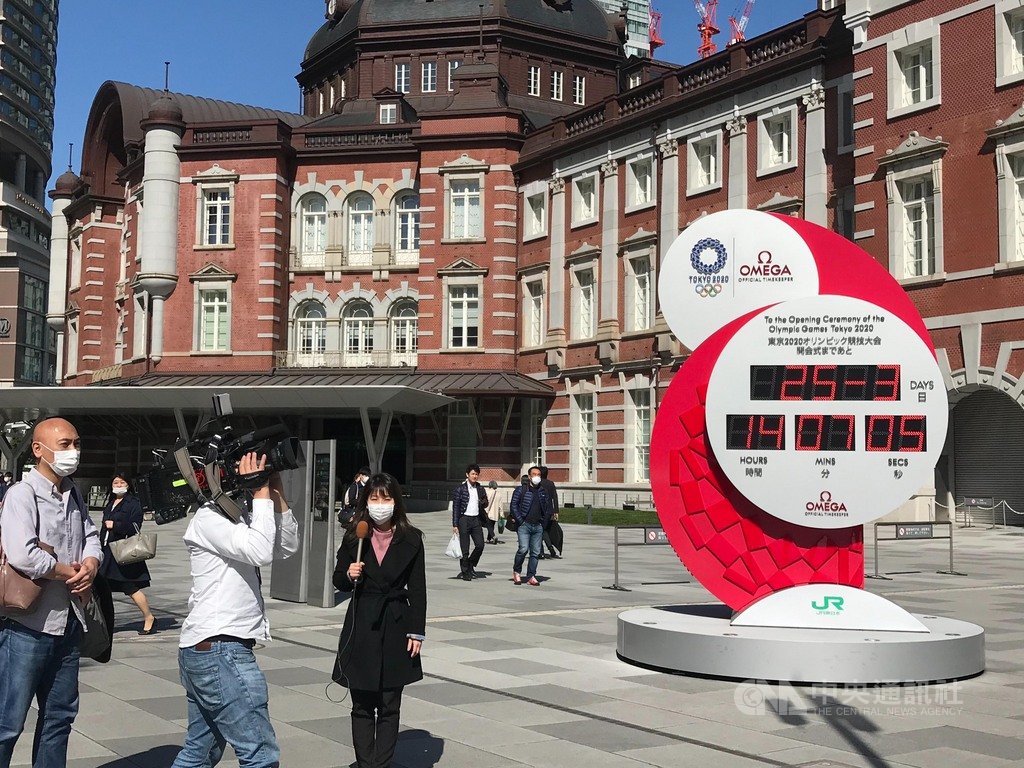 武漢肺炎疫情全球延燒,國際奧會24日宣布原定7月舉辦的東京奧運延後一年,東京車站前廣場的奧運倒數鐘25日起停止倒數,變成一般時鐘。中央社記者楊明珠東京攝 109年3月25日