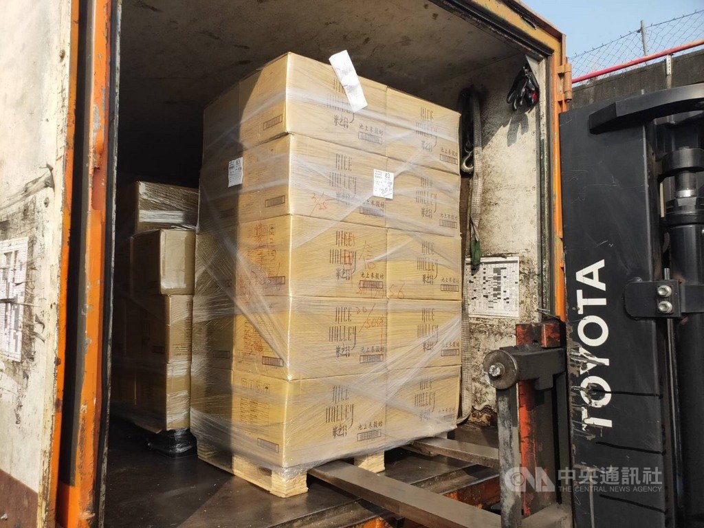台東池上鄉青農魏瑞廷以區塊鏈食品溯源履歷生產的米,近日接獲來自美國、教廷、中港澳等地訂單,買家甚至簽下合作備忘錄。圖準備出口運至美國南加州的包裝好的米。中央社記者李先鳳攝 109年3月25日