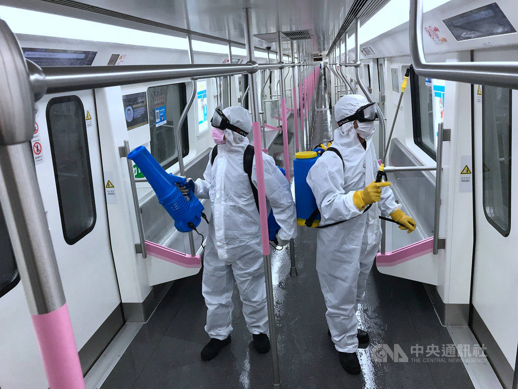 湖北省25日更新縣市疫情風險等級評估,將疫情最嚴重的武漢市降為中風險,這也代表中國疫情高風險縣市歸零。圖為23日,清潔人員正對武漢地鐵車廂進行消毒,準備28日復駛。(中新社提供)中央社 109年3月25日