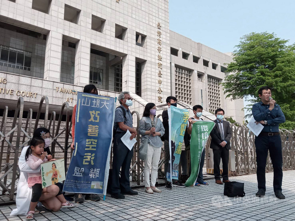 環團控告台中市環保局審查中龍鋼鐵公司環評變更時違法,台中高等行政法院25日判決環保局敗訴,環團也舉行記者會呼籲市府勿再上訴,應盡速辦理環評。中央社記者蘇木春攝 109年3月25日