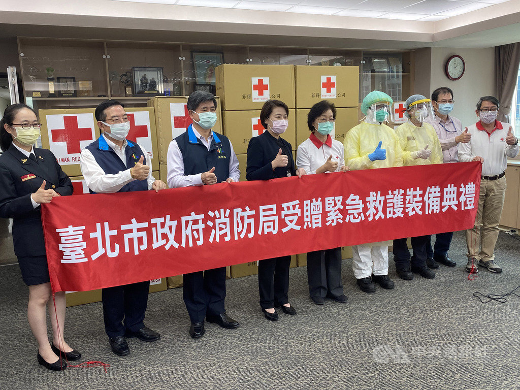 國內武漢肺炎確診案例數持續攀升,為強化前線救護人員防疫資源,中華民國紅十字會25日捐贈包括隔離衣、防護面罩、N95口罩等物資給台北市消防局。中央社記者黃麗芸攝 109年3月25日