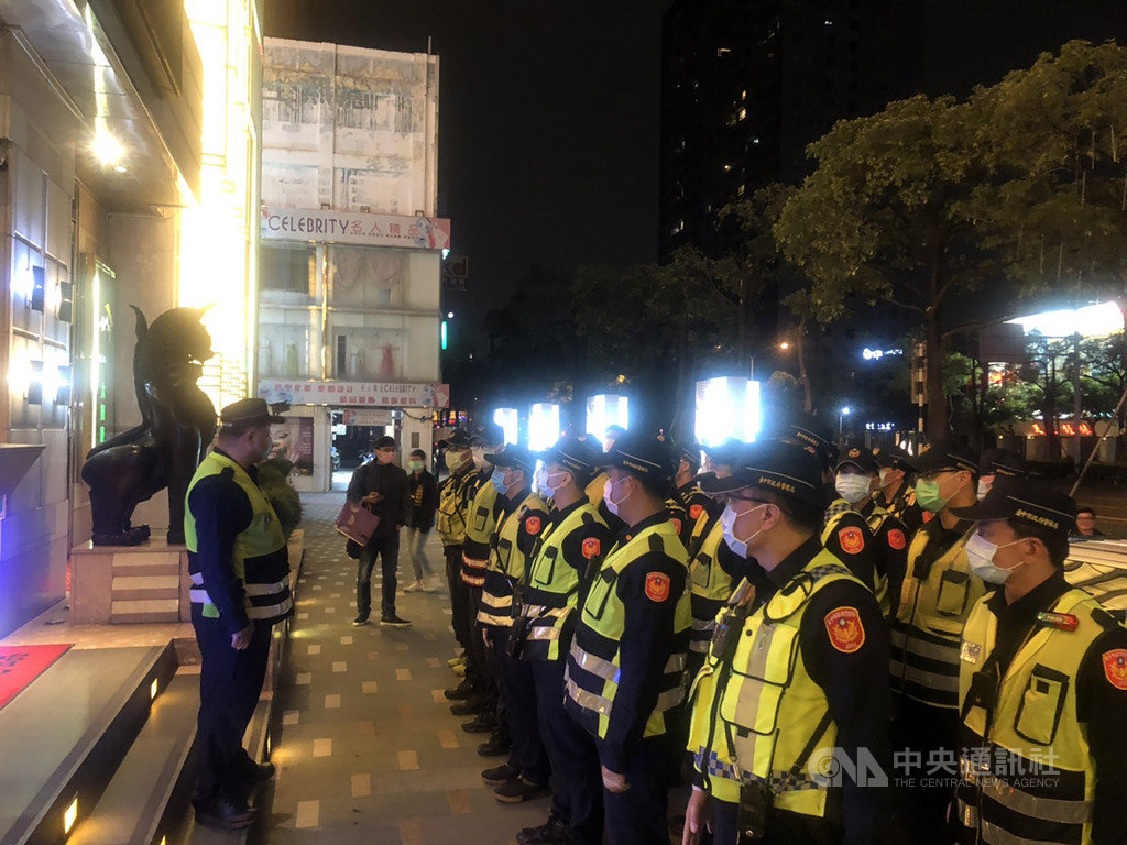 武漢肺炎疫情嚴峻,台中市政府為防範居家檢疫隔離對象違規前往密閉公共場所,特別加大稽查力度,針對大型娛樂場所,如舞廳、酒店和KTV等處展開聯合稽查,防堵疫情破口。(民眾提供)中央社記者趙麗妍傳真 109年3月25日