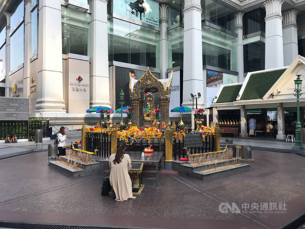 泰國將從26日凌晨起進入緊急狀態,由於多數公共場合以及百貨商場關閉,曼谷街頭人煙稀少,一向人潮洶湧的四面佛幾乎已沒有參拜者。中央社記者呂欣憓曼谷攝 109年3月25日