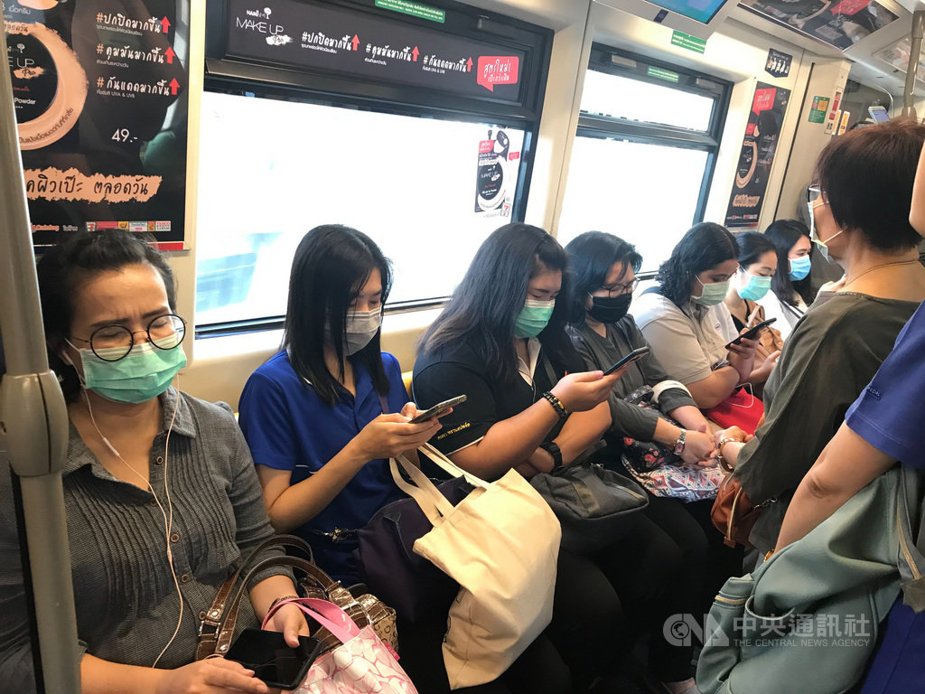 泰國將從26日凌晨起進入緊急狀態,泰國捷運從25日起強制旅客必須戴口罩才能進站。中央社記者呂欣憓曼谷攝 109年3月25日