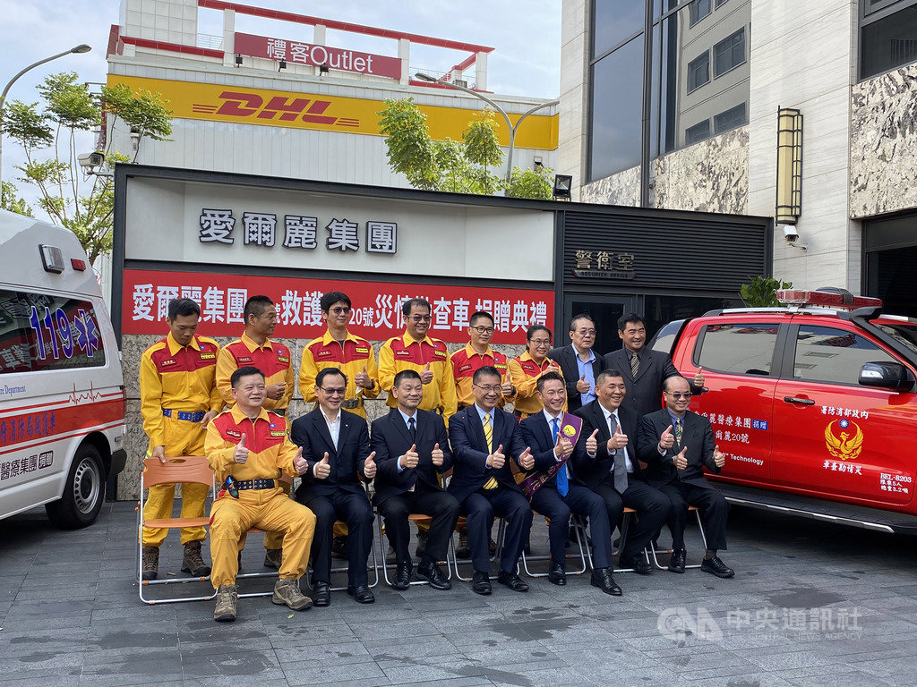在內政部長徐國勇(前右4)牽線下,兩岸大型醫美集團愛爾麗25日由公益大使謝祖武(前右3)代表捐贈高頂救護車、災情勘查車、防護衣、護目鏡等抗疫物資給新北市。中央社記者韓婷婷攝 109年3月25日