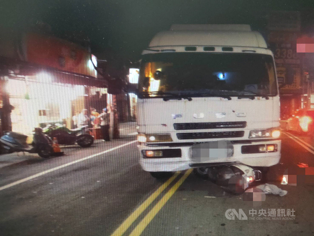 一輛大貨車25日晚間行經台中市太平區一處路口,疑因過彎幅度過大,撞上騎車停等紅燈的黃姓婦人與所搭載的兒子,黃婦傷重不治、兒子則無大礙。(讀者提供)中央社記者蘇木春傳真 109年3月25日
