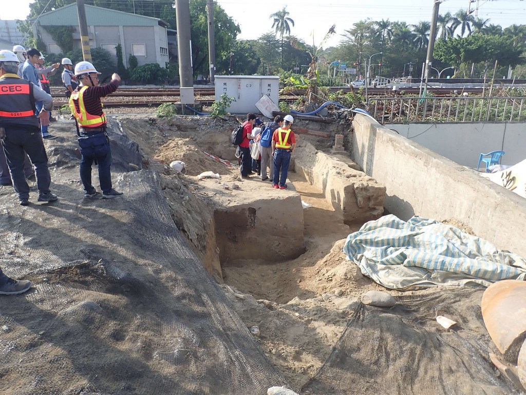 台南市鐵路地下化工程日前挖出疑清領時期台灣府城垣遺跡,地點位於東區和北區交界。(台南市文化資產管理處提供)