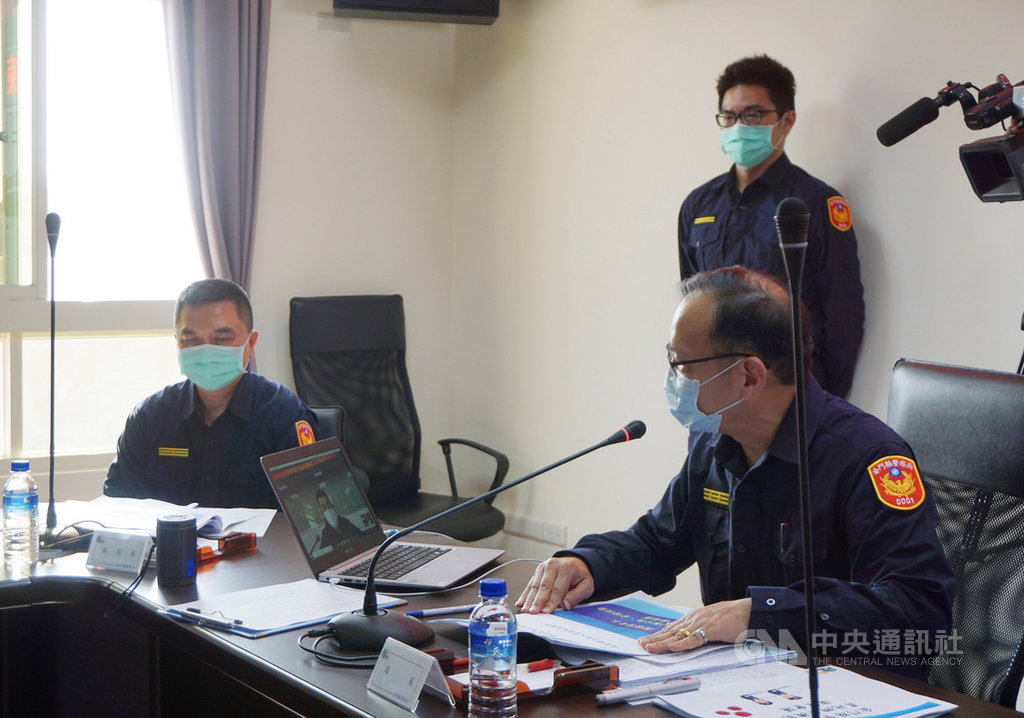 武漢肺炎疫情仍持續延燒,金門縣警察局25日實兵演練異地辦公機制,由局長張國雄(前右)主持,他表示,這次異地辦公機制以超前部署、預為因應為原則。中央社記者黃慧敏攝 109年3月25日
