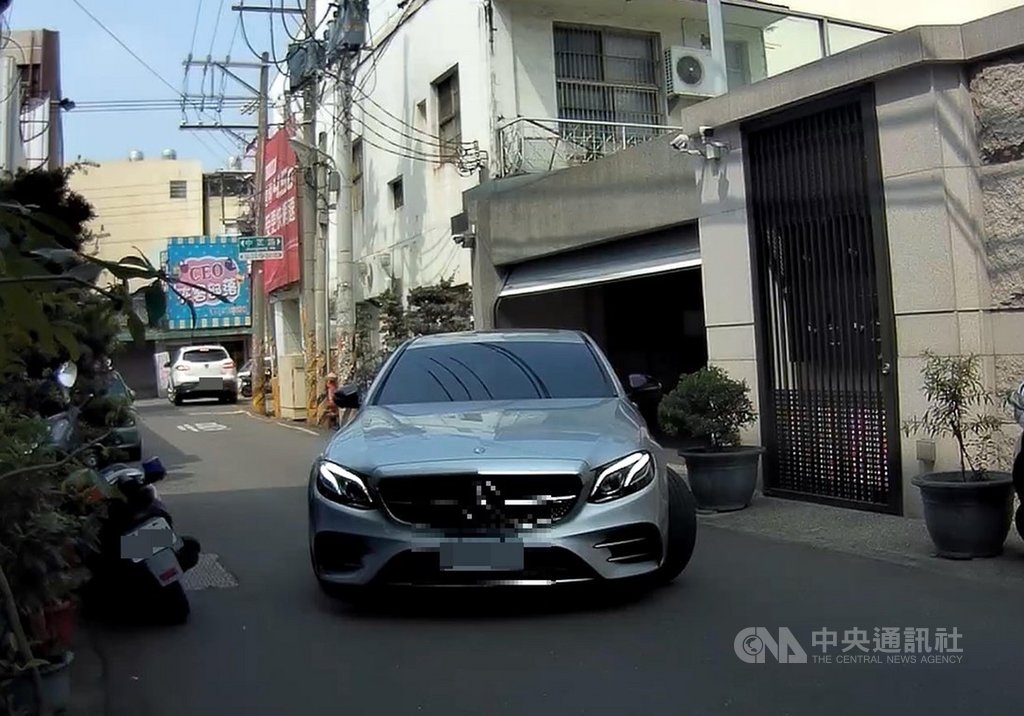 家住員林市的陳姓男子及太太從歐洲返台需居家檢疫,卻被警方發現離開住所,員警出動找到陳男開賓士車外出談公事,陳妻前往藥房,2人都被警方函送。(翻攝照片)中央社記者吳哲豪傳真 109年3月25日