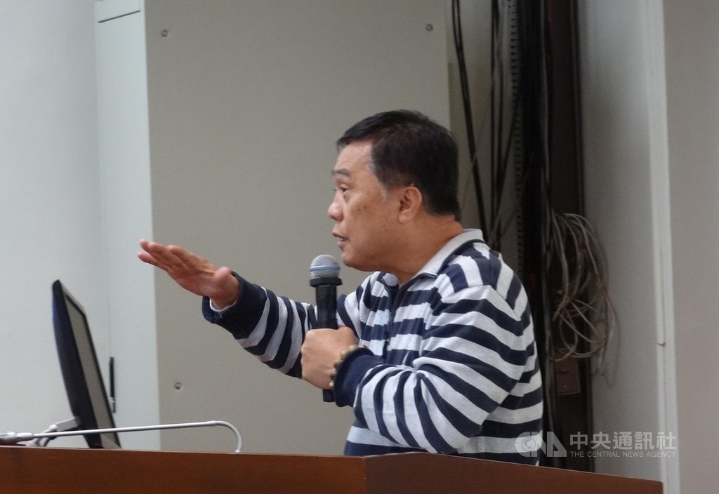 立法院經濟委員會25日邀請農委會主委陳吉仲就「花東有機農業中心建設期程與如何促進花東地區有機農業發展及運銷」進行報告,並備質詢。因有媒體報導「農業補貼變錢坑 經費超支79億」等文,引發國民黨籍立委翁重鈞(圖)等人質疑。中央社記者楊淑閔攝 109年3月25日