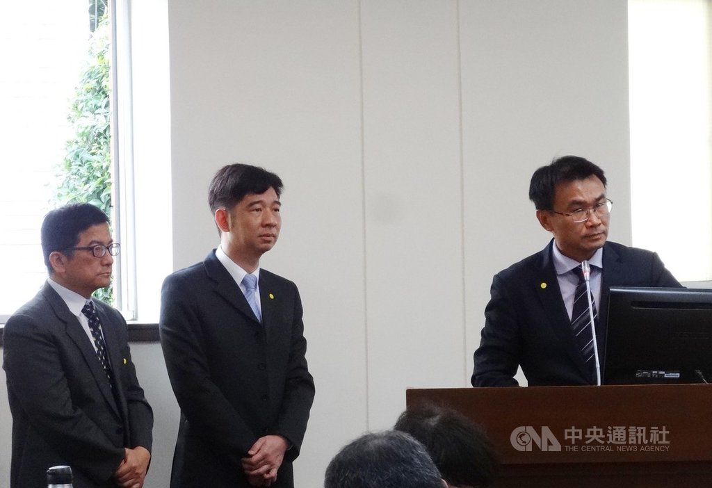 有媒體報導「農業補貼變錢坑」,引發立委質疑。農委會主委陳吉仲(右)25日在立法院經濟委員會說,108年農業特別收入基金5項計畫超支,除保價收購之後賣出會有收入,另用於防疫、天災救助,這樣報導傷害農委會同仁努力。中央社記者楊淑閔攝 109年3月25日