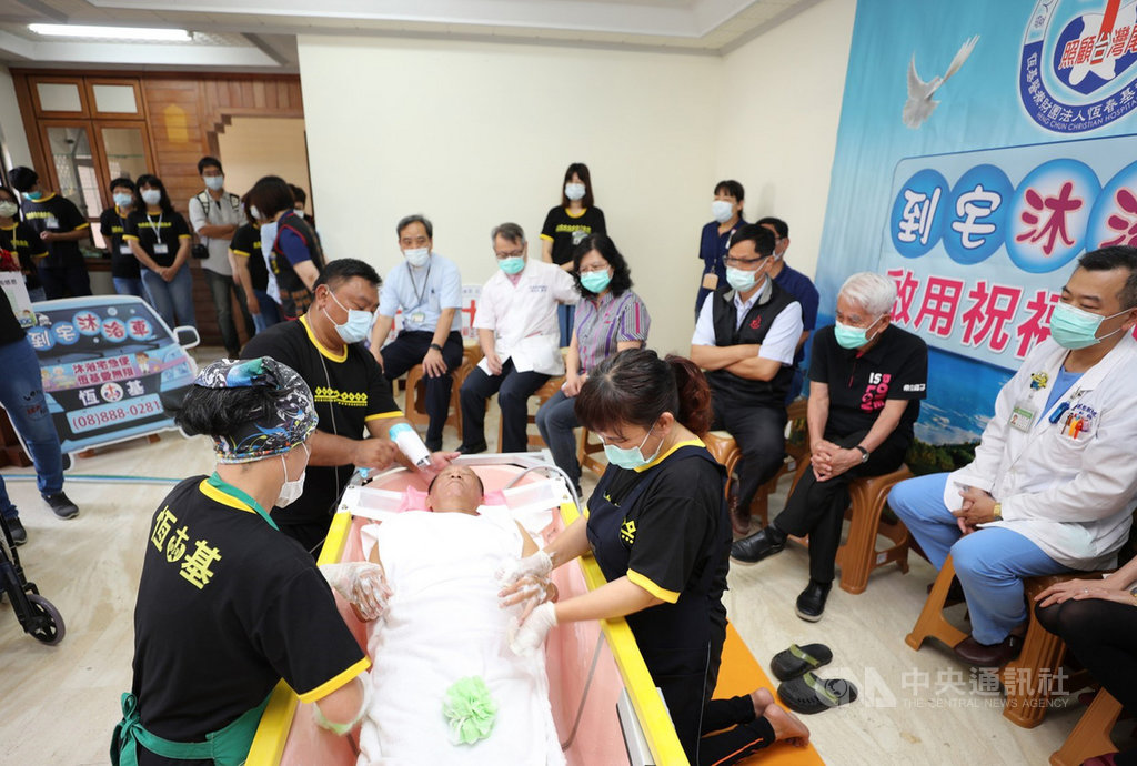 屏東恆春基督教醫院25日啟用到宅沐浴車,服務屏東南區偏鄉失能的民眾和長輩。在啟用儀式中,由專業團隊示範到宅沐浴。(恆春基督教醫院提供)中央社記者郭芷瑄傳真 109年3月25日