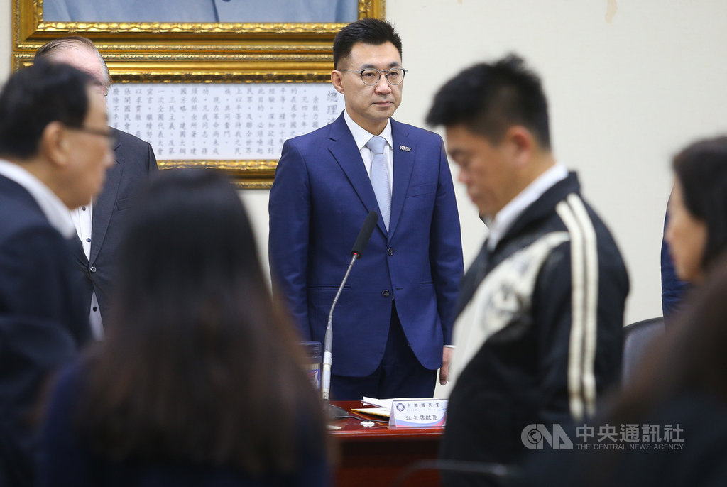 國民黨主席江啟臣(後)25日表示,近期部分不分區立委的問政表現,讓黨形象備受考驗,黨對不分區的言行及問政品質有約束及輔導的權力,他將要求改革委員會建立考核評鑑辦法。中央社記者謝佳璋攝 109年3月25日