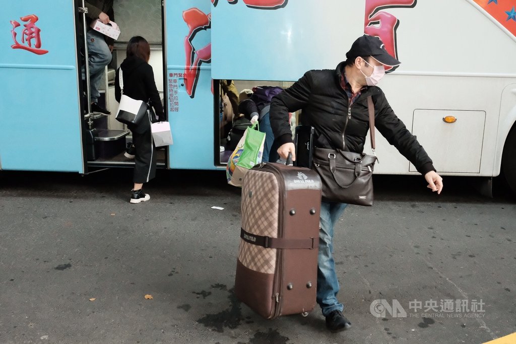 第二批武漢專機旅客從10日抵台前往檢疫所後,到25日已屆滿14天,選擇自行安排車輛接送的檢疫者,成為首批離開檢疫所的旅客,除感謝醫護人員的照顧,更感動政府帶他們回家。中央社記者吳睿騏桃園攝 109年3月25日