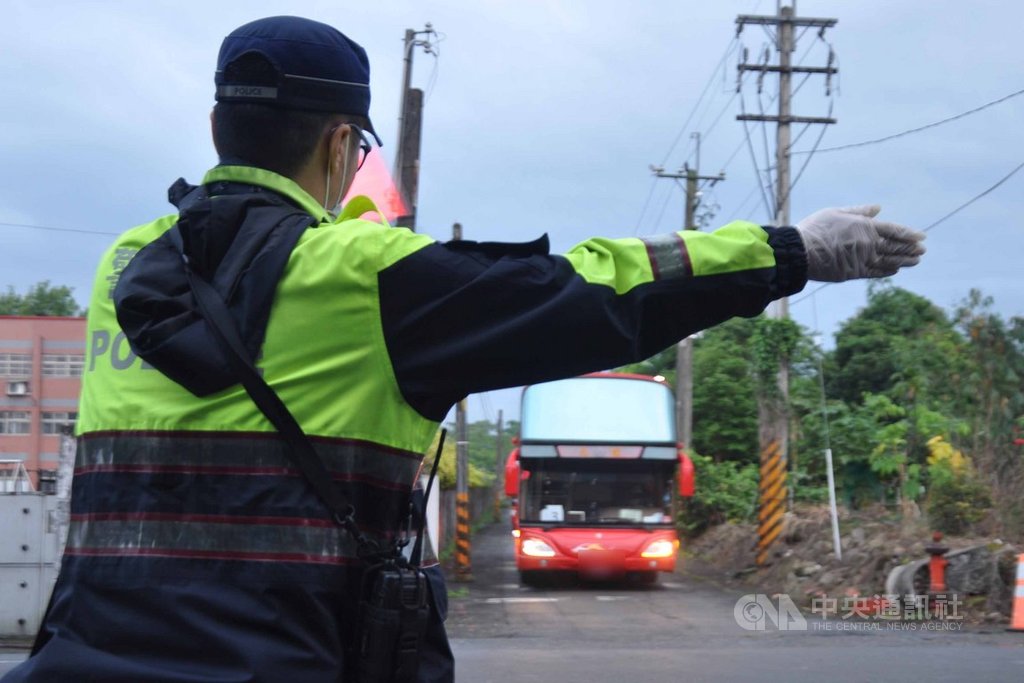 第2批滯留中國大陸武漢台人在3月10日搭乘專機返台,其中112名被送達蘭陽檢疫所,接受集中隔離檢疫14天後,25日分別搭乘遊覽車出關返家,宜蘭警方協助指揮交通。中央社記者沈如峰宜蘭縣攝 109年3月25日