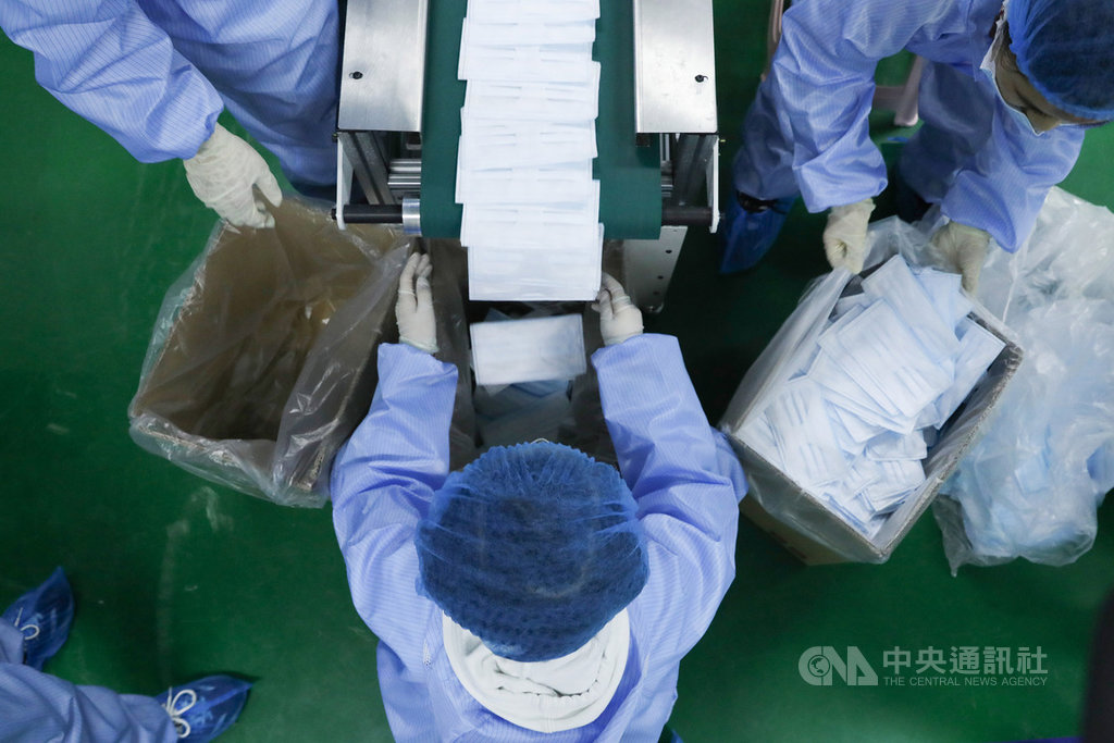 2019冠狀病毒疾病疫情催生中國「口罩經濟」,口罩企業在兩個月內新增近9000家,每日總產能達2億片,但也引發產能過剩的隱憂。圖為北京一家生物科技公司3月引進一次性成型口罩生產機,每分鐘可生產500只口罩。(中新社提供)中央社 109年3月25日