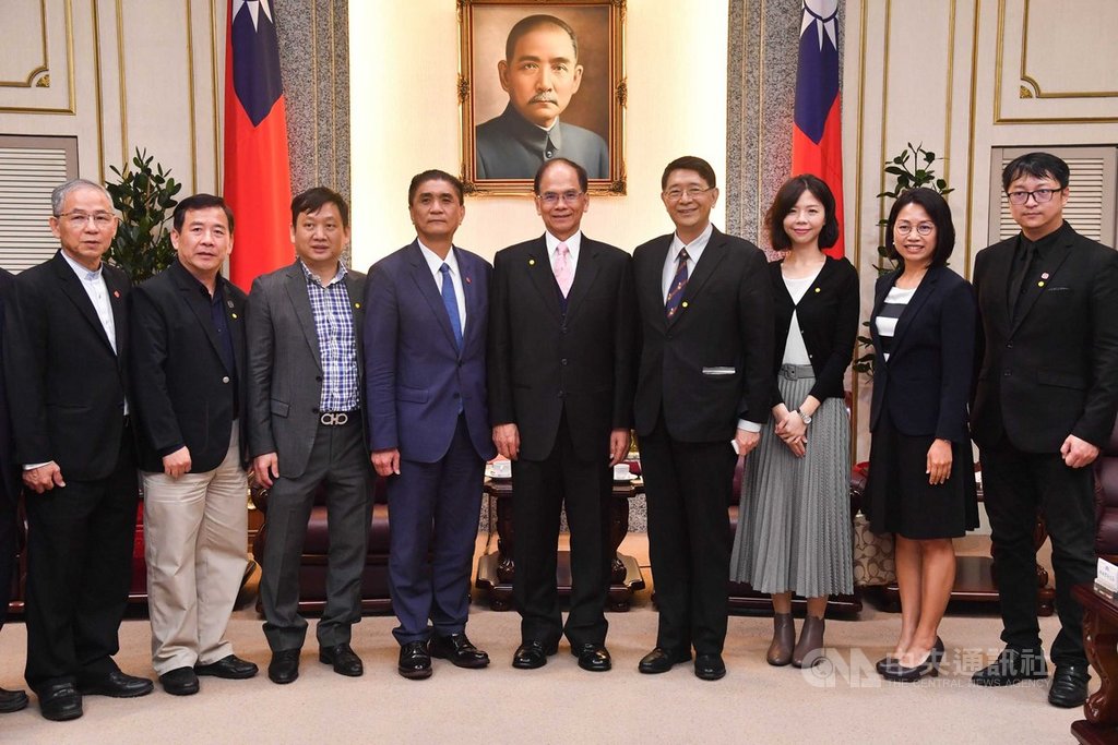 立法院長游錫堃(中)25日接見台灣連鎖加盟促進協會理事長李日東(左4)一行,立法院祕書長林志嘉(右4)、機要顧問洪慈庸(右3)等人出席與會。中央社記者林俊耀攝 109年3月25日