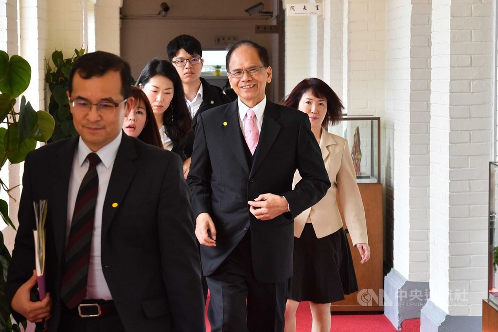 立法院長游錫堃(前右)25日在立法院會客室,接見台灣連鎖加盟促進協會理事長李日東等一行。中央社記者林俊耀攝 109年3月25日
